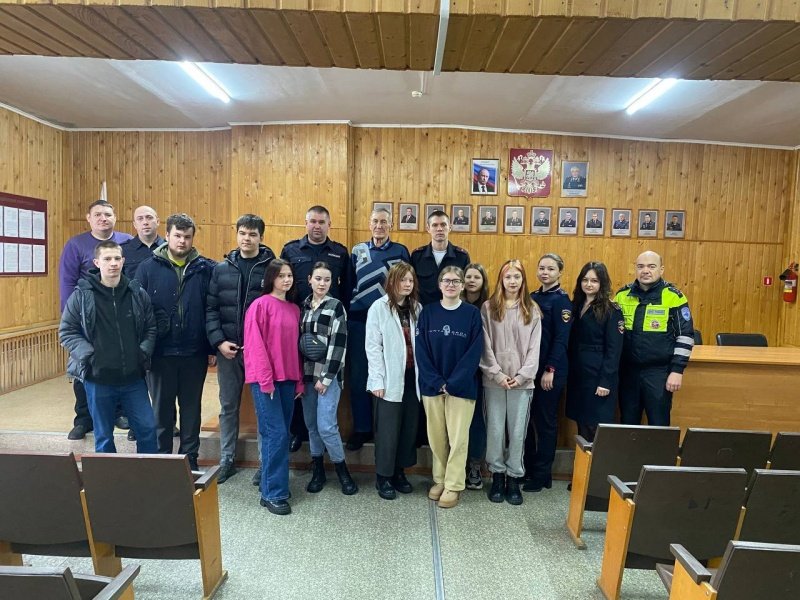 В Осташковском городском округе сотрудники полиции и общественники встретились с молодежью